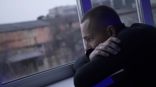Triste Jeune Homme Regardant Par Fenêtre Homme Pensant Solution Problèmes — Video