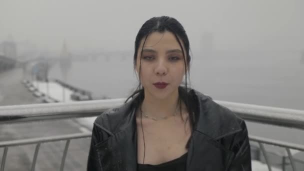 Japonês Sexy Jovem Mulher Cantando Olhando Para Câmera Durante Queda — Vídeo de Stock