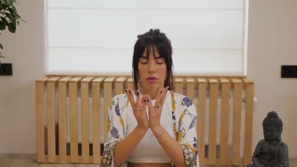 Frau Macht Meditation Yoga Mudra Hause Und Entspannen Hände Von — Stockvideo