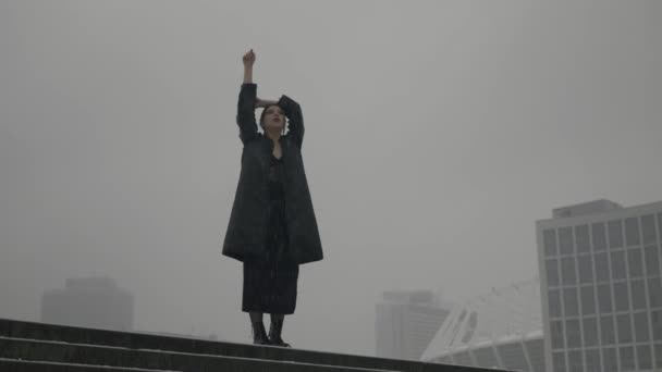 Aziatische Vrouw Geniet Van Vitaliteit Van Vrijheid Tijdens Sneeuwval Eenzaamheid — Stockvideo