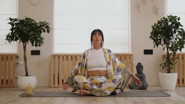 Mulher Bonita Senta Pernas Cruzadas Karemat Levanta Braços Pratica Meditação — Vídeo de Stock