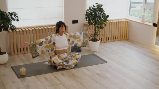 Aktive Schöne Frau Sitzt Schneidersitz Auf Karemat Macht Yoga Übungen — Stockvideo