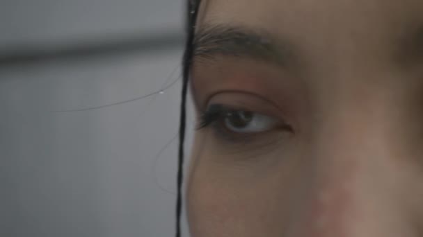 Lindos Ojos Femeninos Asiáticos Durante Nevada Húmeda Primer Plano — Vídeo de stock