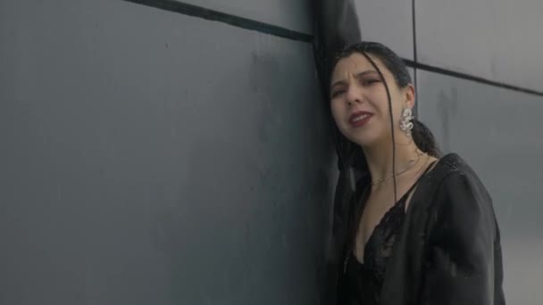 日本のファッションシンガー 黒い光の夏の服の女性 金属の壁の背景 美しい セクシー カメラ — ストック動画