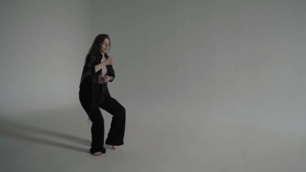 Mooie Krullende Vrouw Zwarte Kleren Langzaam Danst Blootsvoets Een Cyclorama — Stockvideo