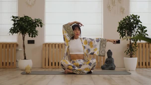 Aktywna Piękna Kobieta Siedzi Skrzyżowanymi Nogami Karemacie Macha Rękami Zamkniętymi — Wideo stockowe