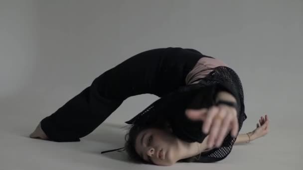Piękna Kręcona Kobieta Czarnych Ciuchach Tańczy Podłodze Cykloramie Białym Studiu — Wideo stockowe