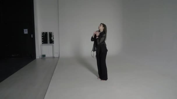 Красива Модна Сексуальна Кучерява Жінка Чорному Одязі Повільно Танцює Босоніж — стокове відео