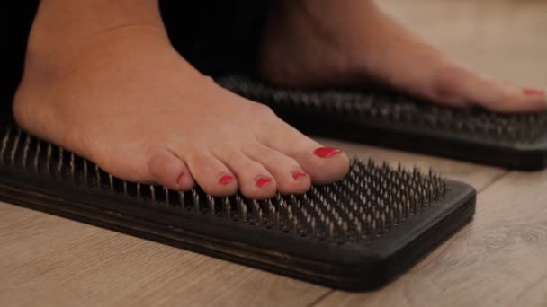 Ženské Nohy Stojící Černé Desce Nehty Detailní Záběr Sádhu Bosá — Stock video