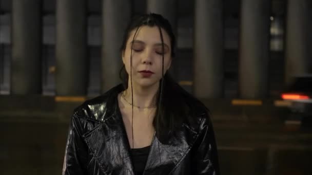 Asiatisk Kvinna Står Mot Bakgrunden Väg Med Bilar Tittar Kameran — Stockvideo