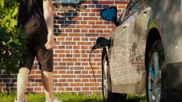 Unrecognizable Man Unplug Charging Cable Electric Vehicle Finishes Charges Batteries — Stock Video