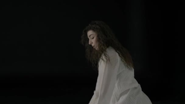 Модна Красива Сексуальна Кучерява Жінка Білому Одязі Повільно Танцює Чорному — стокове відео