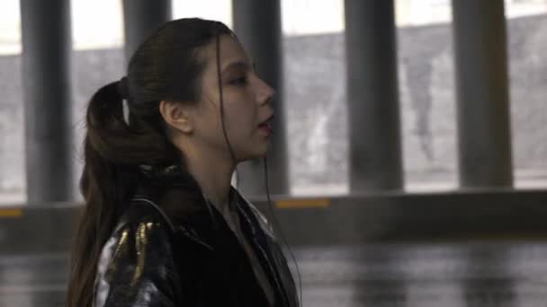 Dama Abrigo Negro Comienza Correr Bajo Puente Asiática Mujer Corre — Vídeos de Stock