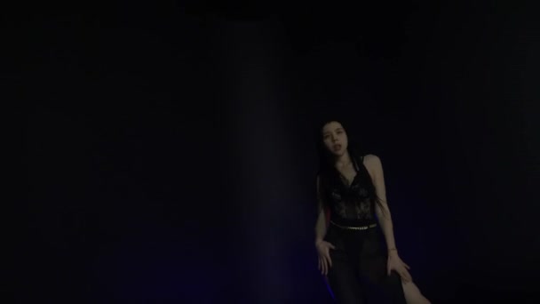 Привлекательная Женщина Косичками Танцует Медленно Черном Фоне Азиатская Сексуальная Девушка — стоковое видео