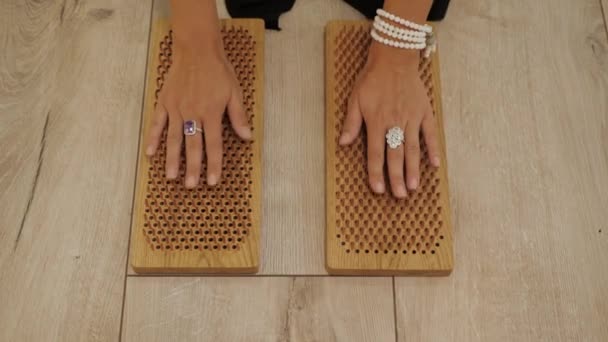 Kvinnors Händer Smeker Yogabord Kvinnliga Handflator Rör Vid Brädet Med — Stockvideo