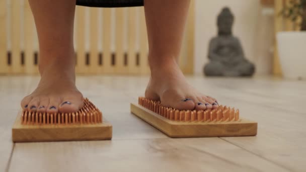 Tırnaklarıyla Güvertede Duran Kadın Ayakları Sadhu Tahtası Çıplak Ayaklı Kadın — Stok video