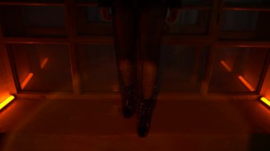 Pencere pervazında modadan anlayan biri. Güzel, seksi genç bir kadın. Kırmızı ışıktaki Asyalı kadın. Şehir tarzı