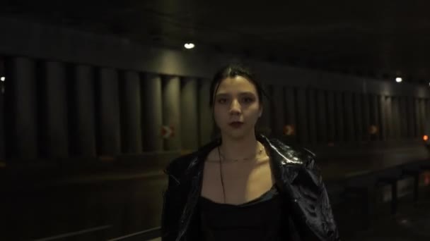 Dame Schwarzem Mantel Unter Der Brücke Die Die Kamera Blickt — Stockvideo