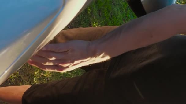Вертикальное Видео Мужской Руки Вставляет Разъем Питания Автомобиль Неузнаваемый Человек — стоковое видео