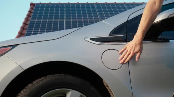 Чоловічі Руки Єднують Джерело Живлення Зарядки Або Електричного Автомобіля Фоні — стокове відео
