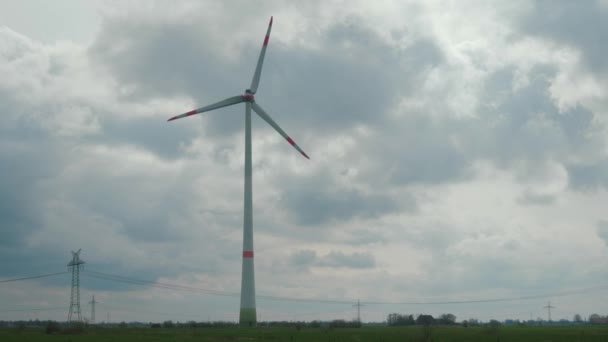 Windturbine Werkt Genereert Groene Elektriciteit Onder Bewolkte Hemel Kopieer Ruimte — Stockvideo