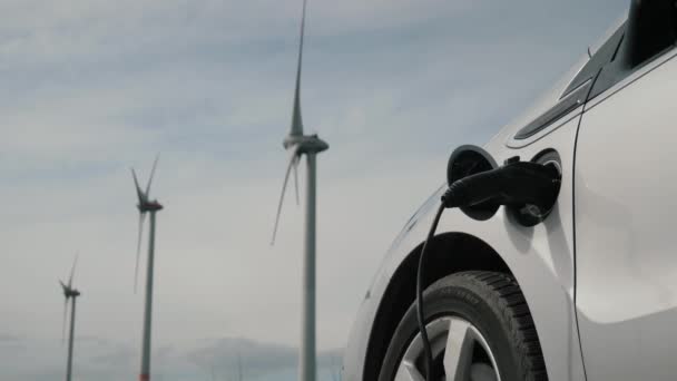 Carro Conceito Energia Limpa Eletricidade Estação Carregamento Eólico Que Carrega — Vídeo de Stock