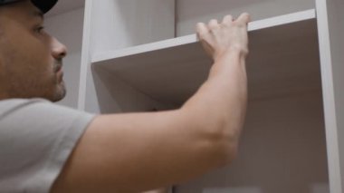 Uzman rafları yerleştirir. Ev dekorasyonu ve iç tasarım. Becerikli adam yaratıcılığı ve pratik becerileri teşvik eden heyecan verici DIY projeleri yapıyor.
