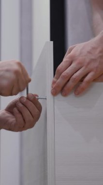 Erkek eller anahtar kullanırlar. İki hevesli birey aktif olarak farklı mobilya parçaları birleştiriyor, farklı DIY projelerinde olağanüstü takım çalışması ve hassasiyet sergiliyorlar