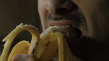 Bir çok insanın aşina olduğu bu samimi yemek anında, insan ağzı bir muzu yakından yer, karmaşık dokular ve anlamlı duygular gösterir.