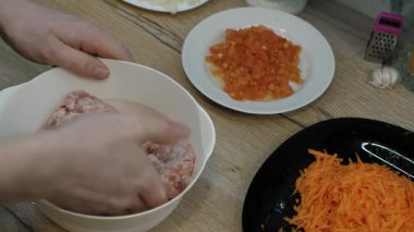 Bu bilgilendirici aşama, temel karıştırma tekniğinin altını çizerek, öğütülmüş et hazırlamayı içerir. Aşçılık becerilerini geliştirmek ve geliştirmek isteyen aşçılar için idealdir.