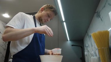 Modern bir mutfakta, deneyimli bir aşçı malzemelerine tuz ekler, aşçılık yeteneğini gösterir, gurmeleri memnun eden enfes yemekler yaratır ve her yemeği unutulmaz kılar.