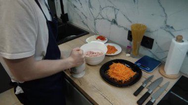 Tanınmayan Şef ete aromatik baharatlar ekliyor, evde lezzetli yemekler yapıyor. Aşçılık becerilerini geliştir, lezzetlerle deney yap ve bir sonraki buluşmanda arkadaşlarını etkile.