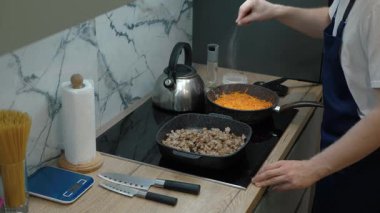 Deneyimli şef modern mutfağın malzemelerine tuz ekliyor, aşçılık yeteneğini gösteriyor, gurmeleri memnun eden enfes yemekler yaratıyor, her yemeği unutulmaz kılıyor,