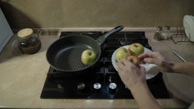 Taze ve sulu elmaların bir tavada ustalıkla hazırlanıp pişirildiğini gözlemleyin. Etkileneceği kesin olan çeşitli lezzetli elma yemekleri yaparken temel yemek pişirme tekniklerini keşfedin.