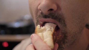 Lezzetli bir aperatifin tadını çıkarırken, dokusunu ve tatmini ön plana çıkarırken. Yemek medyası ve lezzet zevkini kutlayan mutfak projeleri için ideal.