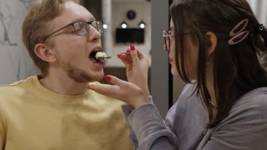 Çekici ve hoş bir çift birlikte neşeli anlar paylaşır, derin sevgi ve bağlarını dışa vururken, lezzetli ziyafetlerin tadını çıkarırlar.