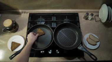 Düzenli bir mutfak ortamında ekmek kızartma işlemi aşama aşama ilerlerken karmaşık görseller. İçerik yemek tutkunları, hevesli aşçılar ve yemek pişirme dersleriyle ilgilenenler için idealdir.