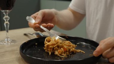 Erkek eli, aromatik makarnanın tadını çıkarırken gevşer. Çatal bıçak takımı bu hissi güçlendiriyor. Yemekte unutulmaz bir an için sıcaklık ve samimiyet yaratıyor.