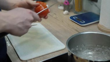 Şef domates hazırlar, pişirmeden önce dilimlenir, lezzetli ve iştah açıcı bir sonuç. Her yemek ve atıştırmalık için mükemmel.