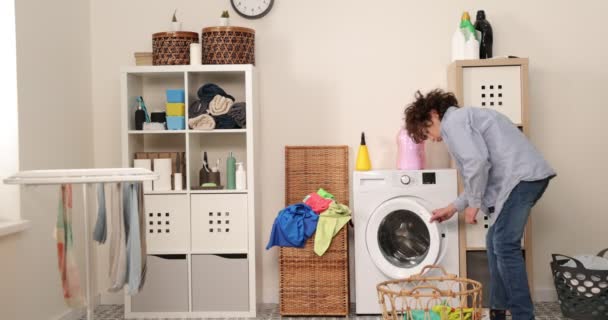 Adolescente Sorridente Jeans Uma Camisa Senta Frente Uma Máquina Lavar — Vídeo de Stock