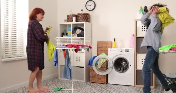 在家里洗衣服时 妇女和少年帮佣工人们都很开心 也很开心 — 图库视频影像