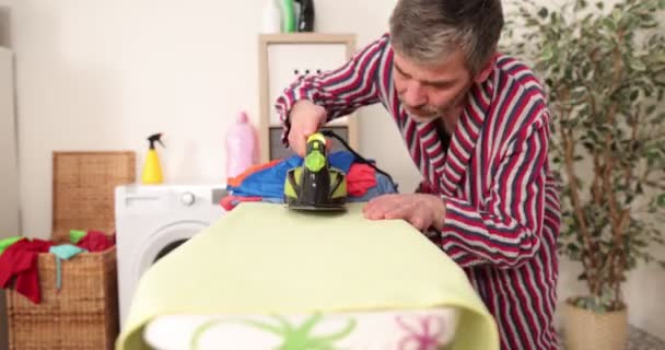 Beyaz Adam Çamaşırhanede Giysileri Ütüledi Evde Ütü Yapan Düzenli Bir — Stok video
