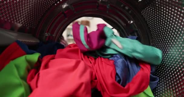 Blick Von Innen Auf Waschmaschine Mann Holt Wäsche Heraus — Stockvideo