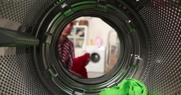 Blick Aus Dem Inneren Einer Waschmaschine Ein Mann Legt Eine — Stockvideo