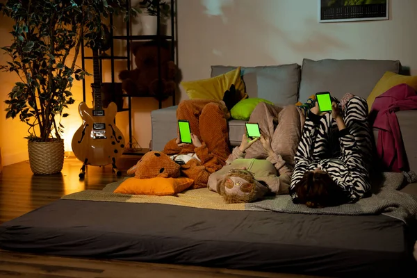 Grupa Nastolatek Korzystających Telefonu Komórkowego Sypialni Domu — Zdjęcie stockowe