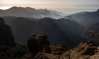 manzaralı dağ manzaraları -doğal park Roque Nublo - Büyük Kanarya, İspanya.