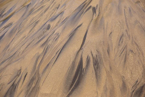 夏の太陽の下で素晴らしいビーチの砂 砂の質感 砂浜を背景に 最上階だ 天然の砂石の質感の背景 — ストック写真