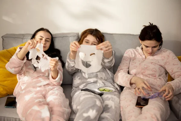 Mutlu Bayan Arkadaşlar Yatak Odasındaki Pijama Partisinde Iyi Vakit Geçiriyorlar — Stok fotoğraf