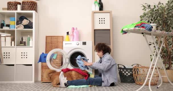 Huishouden Jongen Doet Wasserij Thuis Laden Kleren Wasmachine Spelen Met — Stockvideo