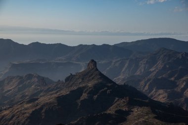 Görünür siluetleri olan dağ siluetleri sabah renkli sislerin arasında.
